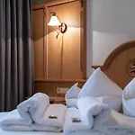 Burghotel Alpengluehn אוברגורגל