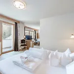 Burghotel Alpengluehn 3* אוברגורגל