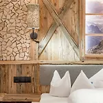 Burghotel Alpengluehn מלון אוברגורגל