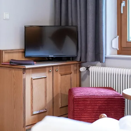 Burghotel Alpengluehn Отель