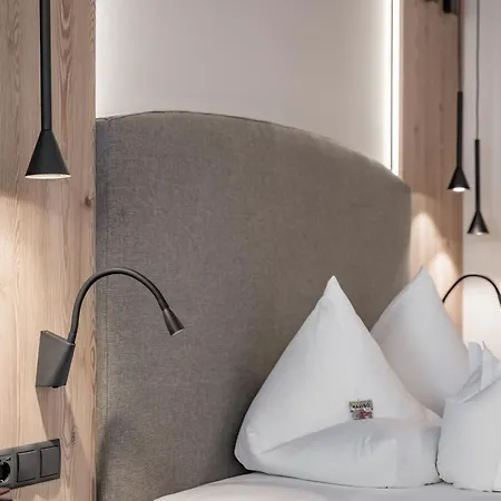 Отель Burghotel Alpengluehn 3*