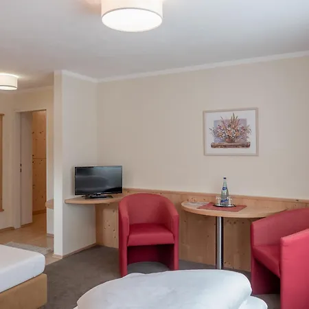 Burghotel Alpengluehn Отель Обергургль