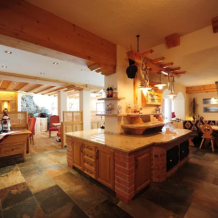 Отель Burghotel Alpengluehn Обергургль